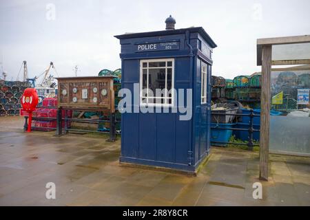 Traditioneller Dr. Who tippt Polizeitelefonzelle am Hafen von Scarborough Stockfoto