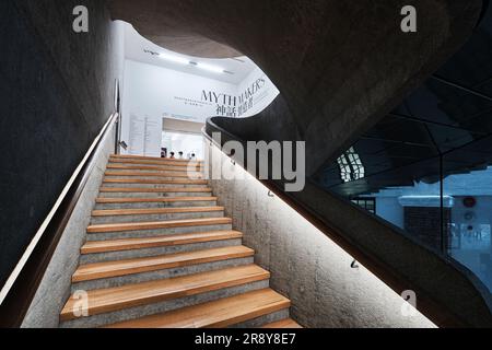 Hongkong, China - April 2023: Moderne Treppe, Treppen in Stahlbetongebäude und Holzboden im Tai Kwun KUNSTMUSEUM Stockfoto