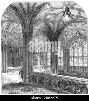 Die neuen Parlamentsgebäude: Die Treppe der Kollegen, 1857. „Dies ist ein eleganter Ansatz für das Oberhaus mit zwei Treppenabschnitten... die Decke ist in neun Teile unterteilt, die von vier Piers getragen werden, auf denen gerahmte Säulen und tief versenkte Formteile sind; von den Säulen werden die Fächerfugen des Dachs gefedert, An deren Kreuzungen sich einige kleine Vorsprünge und Schilde befinden, die alle vergoldet sind...Es wird von zwei großen Fenstern mit jeweils fünf Lichtern beleuchtet, mit reichhaltiger, kräftiger Tracery...die Seitenwand ist wie die Fenster in fünf Fächer unterteilt, in denen jedes auf goldenem Grund eingebettet ist Stockfoto