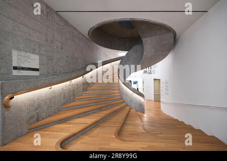 Hongkong, China - April 2023: Moderne Treppe, Treppen in Stahlbetongebäude und Holzboden im Tai Kwun KUNSTMUSEUM Stockfoto