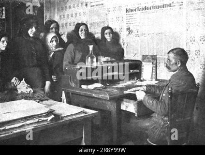 "La Nouvelle Europe; Le Regime communiste a Budapest; Distribution des cartes de vivres dans un bureau d'alimentation", 1919. Aus „L'Album de la Guerre 1914-1919, Band 2“ [L'Illustration, Paris, 1924]. Stockfoto