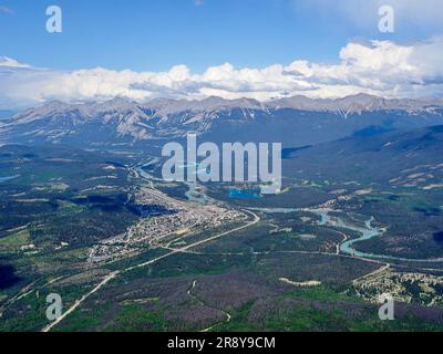 Blick mit der Sky Tram auf Jasper von der Bergspitze der Rockies mit Straßen, Flüssen und Seen, die alle sichtbar sind. Stockfoto