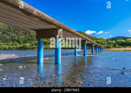 Shimanto River und Sada Chinkabashi Bridge im Herbst Stockfoto