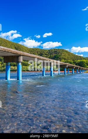 Shimanto River und Sada Chinkabashi Bridge im Herbst Stockfoto