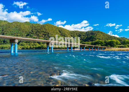 Shimanto River und Sada Chinkabashi Bridge im Herbst Stockfoto
