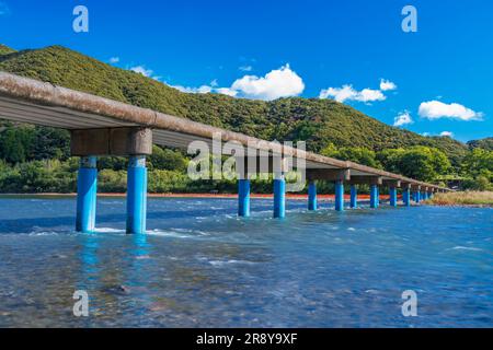 Shimanto River und Sada Chinkabashi Bridge im Herbst Stockfoto