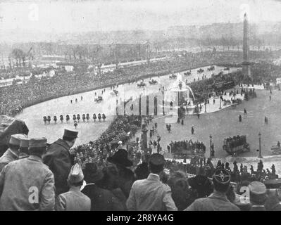 "Les Cheefs d'etat Allies a Paris; defile sur la Place de la Concorde, le 14 Decembre, des voitures du cortege du President Wilson, venant de la gare du Bois de Boulogne", 1918. Aus „L'Album de la Guerre 1914-1919, Band 2“ [L'Illustration, Paris, 1924]. Stockfoto