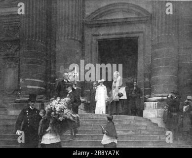 "Les Cheefs d'etat Allies a Paris; La reine Elisabeth sortant de Saint-Gervais, l'eglise parisienne atteinte, le jour du Vendredi-Saint, par un obus allemand", 1918. Aus „L'Album de la Guerre 1914-1919, Band 2“ [L'Illustration, Paris, 1924]. Stockfoto