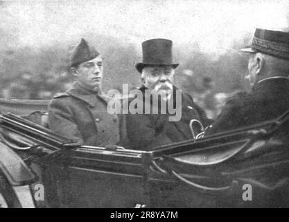 "Les Cheefs d'etat Allies a Paris; L'arrivee des Souverains belges, le 5 Decembre: la reine Elisabeth et Mme Poincare: Devant elles, l'amiral Ronarc'h; le duc de Brabant, fils aine du roi Albert, en tenue de Fantassin belge, et General Duvant Clemenau, 1918." Aus „L'Album de la Guerre 1914-1919, Band 2“ [L'Illustration, Paris, 1924]. Stockfoto