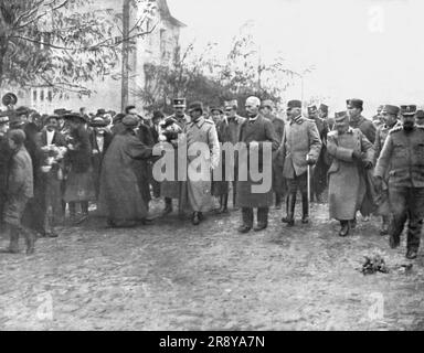 "En Serbie Reconquise; Le Prince Alexandre, Regent du royaume serbe-croate-slowenische, est salue dans les rues de Belgrade par la Population qui lui offre des fleurs", 1918. Aus „L'Album de la Guerre 1914-1919, Band 2“ [L'Illustration, Paris, 1924]. Stockfoto