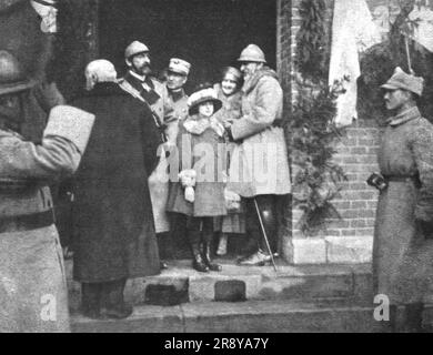 "En Roumanie Liberee; La famille royale: A Gauche, dans l'encadrement de la porte, le roi coiffe du Casque", 1918. Aus „L'Album de la Guerre 1914-1919, Band 2“ [L'Illustration, Paris, 1924]. Stockfoto