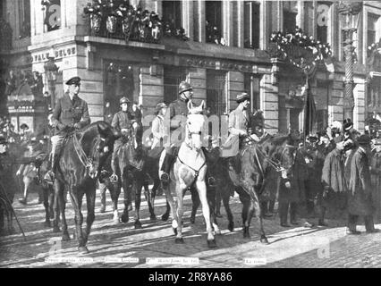 "En Belgique delivree; L'entr&#xe9;e des Souverains belges a Bruxelles, le 22 novembre: Place de la Nation, le roi et la reine Assistant au defile des troupes", 1918. Aus „L'Album de la Guerre 1914-1919, Band 2“ [L'Illustration, Paris, 1924]. Stockfoto