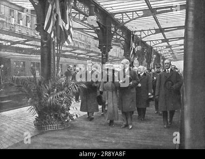 "Les Cheefs d'etat Allies a Paris; A la gare du Bois de Boulogne, le 14 Decembre 1918, apres l'arrivee du train presidentiel: En TE, M Wilson et Mme Poincare; derriere eux, M Poincare et Mme Wilson", 1918. Aus „L'Album de la Guerre 1914-1919, Band 2“ [L'Illustration, Paris, 1924]. Stockfoto