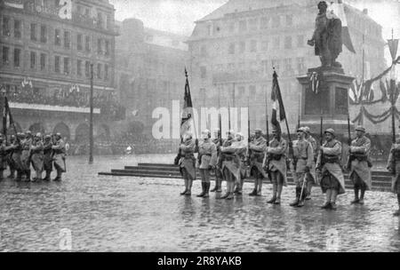 "Petain et Foch a Strasbourg; Le 27 novembre: les troupes, au bite de la Statue de Kleber, rendent les honneurs au marechal Foch", 1918. Aus „L'Album de la Guerre 1914-1919, Band 2“ [L'Illustration, Paris, 1924]. Stockfoto