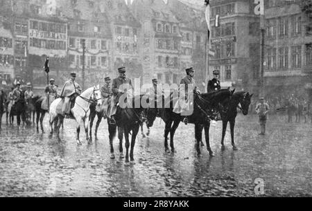 "Petain et Foch a Strasbourg; Le 27 novembre: le marechal Foch, a cheval, entre les generaux de Castelnau et Vandenberg, devant la Statue de Kleber", 1918. Aus „L'Album de la Guerre 1914-1919, Band 2“ [L'Illustration, Paris, 1924]. Stockfoto