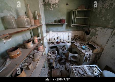 Die Küche einer verlassenen Wohnung in der Pufferzone in Nikosia, Zypern. Als Mitglied der Friedenstruppe der Vereinten Nationen in Zypern hält die Haushaltskavallerie den Frieden und die Stabilität in einem Gebiet aufrecht, das auf die Öffentlichkeit beschränkt ist und seit der Waffenruhe im August 1974 den türkisch-zyprischen Norden und den griechisch-zyprischen Süden getrennt hat. Die Pufferzone erstreckt sich über etwa 180 km und umfasst verlassene Häuser und geschlossene Betriebe, aus der Zeit, als die Bewohner während der türkischen Invasion zur Flucht gezwungen wurden. Foto: Donnerstag, 22. Juni 2023. Stockfoto