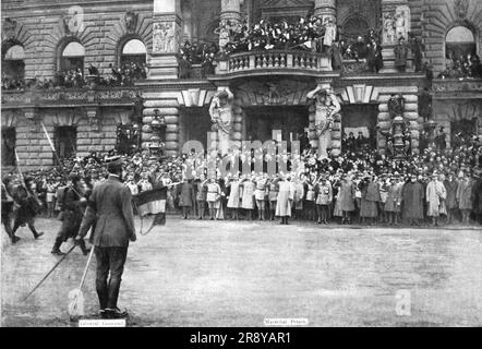 "Petain et Foch a Strasbourg; a Strasbourg, le 25 novembre 1918, sur le Place de la Republique, devant l'ancien palais Imperial allemand, le marechal Petain, a bite, en avant d'un groupe de generaux, assiste au defile des troupes qui lui sont presentees par le General gouraux; objektiv für einen saisi le marechal, 1918. Aus „L'Album de la Guerre 1914-1919, Band 2“ [L'Illustration, Paris, 1924]. Stockfoto