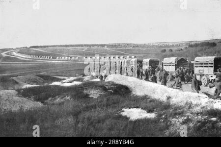 "Au Volant; Sur une Route strategique, a proximite de la ligne de feu: Releve de troupes par autos-camions", 1918. Aus „L'Album de la Guerre 1914-1919, Band 2“ [L'Illustration, Paris, 1924]. Stockfoto