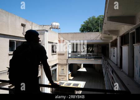 Soldaten der Haushaltskavallerie patrouillieren durch die Pufferzone in Nikosia, Zypern. Sie sind Teil der Friedenstruppe der Vereinten Nationen in Zypern und haben die Aufgabe, den Frieden und die Stabilität in einem Gebiet aufrechtzuerhalten, das auf die Öffentlichkeit beschränkt ist und seit der Waffenruhe im August 1974 den türkisch-zyprischen Norden und den griechisch-zyprischen Süden getrennt hat. Die Pufferzone erstreckt sich über etwa 180kms km und umfasst verlassene Wohnungen und geschlossene Betriebe, aus denen die Einwohner während der türkischen Invasion zur Flucht gezwungen wurden. Foto: Donnerstag, 22. Juni 2023. Stockfoto