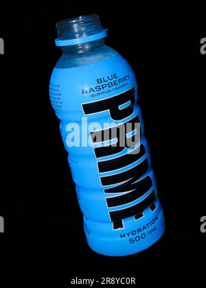 Flasche Prime Hydration Energy Drink Blue Raspberry. Beliebtes Getränk von YouTubers KSI und Logan Paul Stockfoto