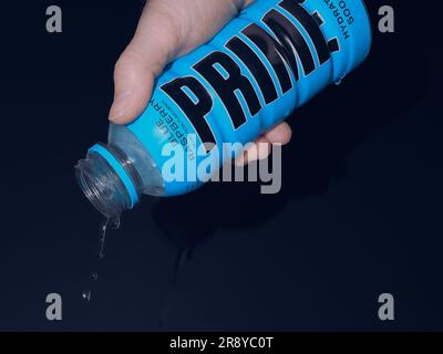 Flasche Prime Hydration Energy Drink Blue Raspberry. Beliebtes Getränk von YouTubers KSI und Logan Paul Stockfoto