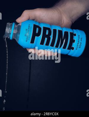 Flasche Prime Hydration Energy Drink Blue Raspberry. Beliebtes Getränk von YouTubers KSI und Logan Paul Stockfoto