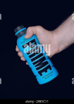 Flasche Prime Hydration Energy Drink Blue Raspberry. Beliebtes Getränk von YouTubers KSI und Logan Paul Stockfoto