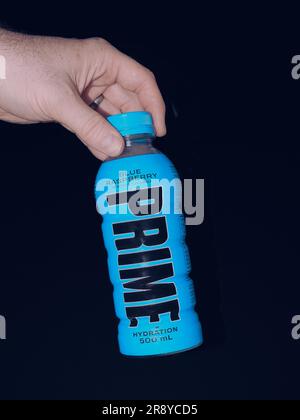 Flasche Prime Hydration Energy Drink Blue Raspberry. Beliebtes Getränk von YouTubers KSI und Logan Paul Stockfoto