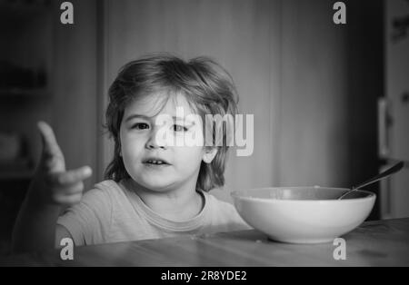 Babyessen. Speisen und Getränke für Kinder. Das kleine Baby isst. Guten Morgen in der glücklichen Familie. Kinderbetreuung. Sommerration Stockfoto