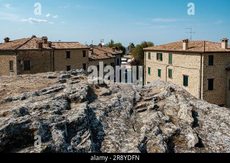 Blick auf das Dorf San Leo in der Region Emilia Romagna, Italien Stockfoto