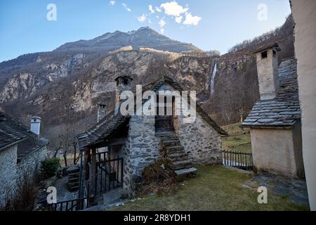 Ein Blick auf das malerische Dorf Foroglio in der Schweiz mit seinen traditionellen Steinhäusern, eingebettet zwischen der zerklüfteten Berglandschaft Stockfoto