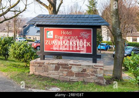 Hattingen, Deutschland - 20. März 2022: Blick auf das Hotelrestaurant zum Hackstuck Plakat in Hattingen, Nordrhein-Westfalen, Deutschland. Stockfoto