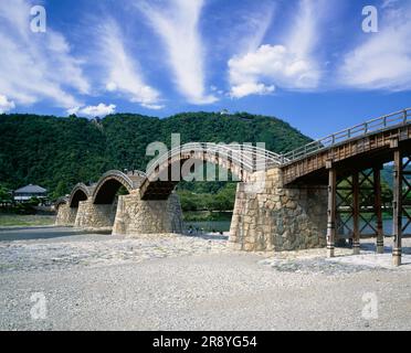 Kintai-Brücke, Fluss Nishiki und Burg Iwakuni Stockfoto