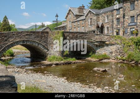 Die Brücke über den Fluss Colwyn (Afon Colwyn) in Beddgelert, Gwynedd, Nordwales Stockfoto