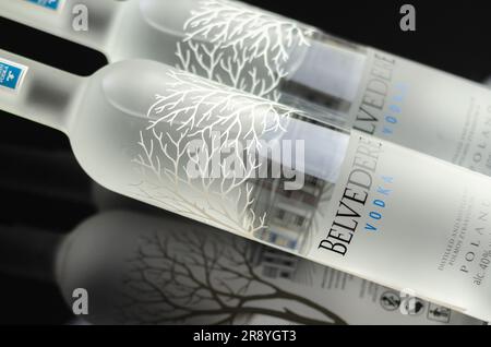 LONDON, Vereinigtes Königreich - 08. JUNI 2023 Eine Marke polnischen Roggen-Wodka, hergestellt und vertrieben von LVMH, benannt nach Belweder, dem polnischen Präsidentenpalast in Warsa Stockfoto