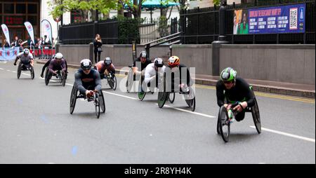 Die Verfolgungsgruppe des Elite Rollstuhl-Race für Herren, die beim London Marathon 2023 den Cabot Square passiert Stockfoto