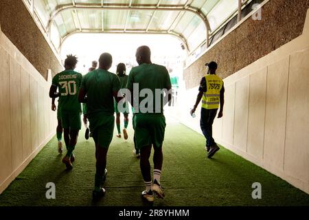 Nairobi, Kenia. 21. Juni 2023. Die Spieler gehen vor dem Anpfiff aus dem Tunnel zum Spielfeld. Gor Mahia gegen Kakamega Homeboyz, kenianische Premier League. Kasarani-Stadion. Kredit: XtraTimeSports (Darren McKinstry) Stockfoto