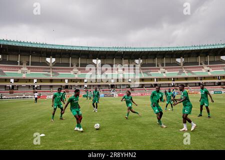 Nairobi, Kenia. 21. Juni 2023. Gor Mahia Spieler wärmen sich auf. Gor Mahia gegen Kakamega Homeboyz, kenianische Premier League. Kasarani-Stadion. Kredit: XtraTimeSports (Darren McKinstry) Stockfoto