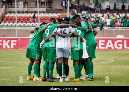 Nairobi, Kenia. 21. Juni 2023. Gor Mahia Spieler treffen sich vor dem Anpfiff. Gor Mahia gegen Kakamega Homeboyz, kenianische Premier League. Kasarani-Stadion. Kredit: XtraTimeSports (Darren McKinstry) Stockfoto