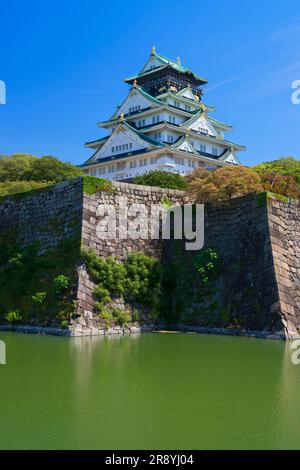 Turm von Schloss Osaka und innerer Graben Stockfoto