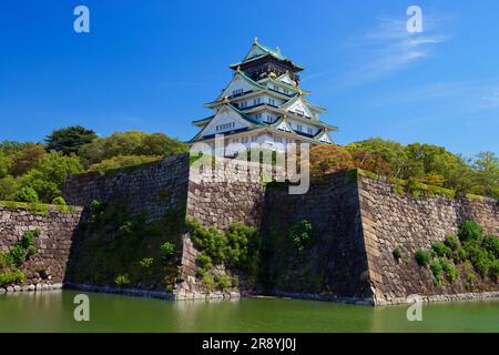Turm von Schloss Osaka und innerer Graben Stockfoto