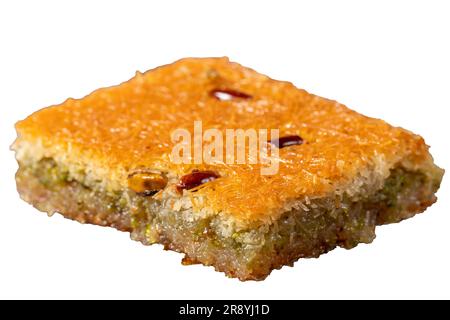 Türkische Pistazien-Kadayif. Türkische Köstlichkeiten. Kadayif-Dessert auf einem Teller, isoliert auf weißem Hintergrund. Schließen Stockfoto