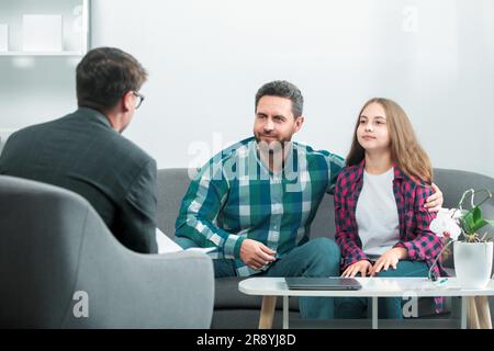 Vater und Kind Tochter mit Mädchen diskutieren Probleme in der Familie mit der Familie Psychologe. Diskussion von familiären Problemen mit Psychologen. Eltern t Stockfoto