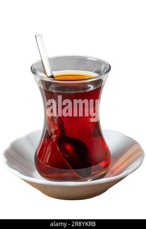 Schwarzer Tee isoliert auf weißem Hintergrund. Frisch gebrühter, traditioneller türkischer Tee in einem Glas Stockfoto