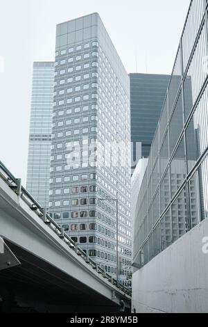 Hongkong, China - April 2023: Moderne Finanzbürogebäude in Zentral-Hongkong Stockfoto