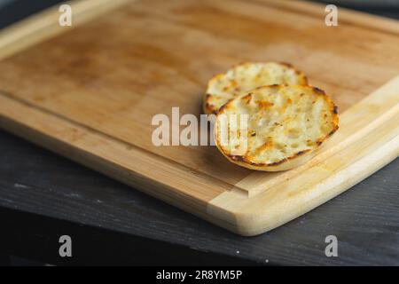 Englischer Muffin Toast auf Schneidebrett Kopierbereich Essenshintergründe Details Menüs Banner Raum Textdesign Stockfoto