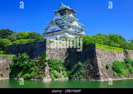 Turm von Schloss Osaka und innerer Graben Stockfoto