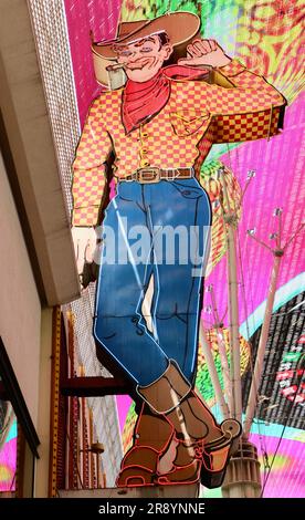 Das legendäre „Vegas Vic Neon Cowboy“-Schild im Pioneer Club Souvenir Store auf dem Fremont Downtown Casino Center Boulevard Las Vegas Nevada USA Stockfoto