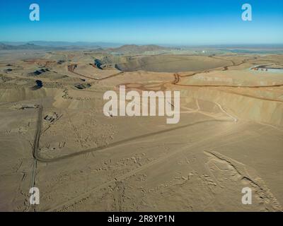 Blick aus der Vogelperspektive auf Cerro Dominador, ein riesiges Gebiet in der Atacama-Wüste, wo Mineralien aus dem trockenen Boden gewonnen werden; Antofagasta, Chile, Südamerika Stockfoto