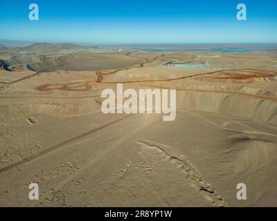 Blick aus der Vogelperspektive auf Cerro Dominador, ein riesiges Gebiet in der Atacama-Wüste, wo Mineralien aus dem trockenen Boden gewonnen werden; Antofagasta, Chile, Südamerika Stockfoto